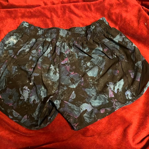 Lululemon size 8 tall in excellent shape - Picture 2 of 4